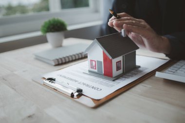 Ev satış temsilcileri ve satış temsilcileri projedeki evleri görmek isteyen müşterilere projede konut detaylarını tavsiye ediyorlar. Gayrimenkul ticareti.