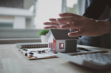 Ev satış temsilcileri ve satış temsilcileri projedeki evleri görmek isteyen müşterilere projede konut detaylarını tavsiye ediyorlar. Gayrimenkul ticareti.