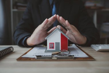 Ev satış temsilcileri ve satış temsilcileri projedeki evleri görmek isteyen müşterilere projede konut detaylarını tavsiye ediyorlar. Gayrimenkul ticareti.