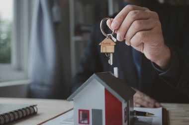 Ev satış temsilcileri ve satış temsilcileri projedeki evleri görmek isteyen müşterilere projede konut detaylarını tavsiye ediyorlar. Gayrimenkul ticareti.