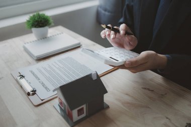 Ev satış temsilcileri ve satış temsilcileri projedeki evleri görmek isteyen müşterilere projede konut detaylarını tavsiye ediyorlar. Gayrimenkul ticareti.