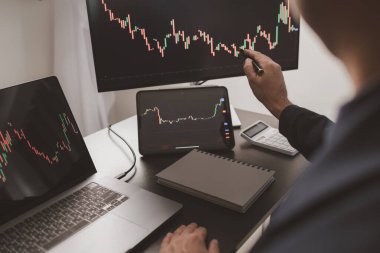 Hisse tablosuna bakan kişi, borsa analizi, borsa analizi, kripto para birimlerine yatırım. Hisselere yatırım yapma kavramı.