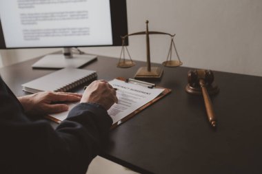 Avukat, avukatlar, dava, adil ve şeffaf davalar için müvekkiller için sözleşme ve yasal şartlar hazırlıyor. Avukat kavramı ve davaları.