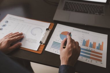 Şirket performans verilerini gösteren bilgisayar ekranına bakan bir işadamı, şirket kurma şirketini yönetiyor, kıdemli yönetici. Şirket yönetimi kavramı.