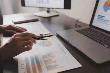 Şirket performans verilerini gösteren bilgisayar ekranına bakan bir işadamı, şirket kurma şirketini yönetiyor, kıdemli yönetici. Şirket yönetimi kavramı.