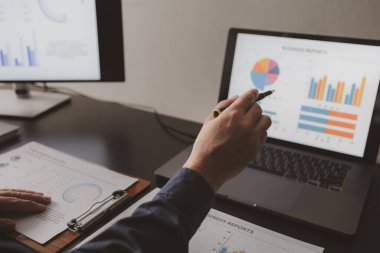 Şirket performans verilerini gösteren bilgisayar ekranına bakan bir işadamı, şirket kurma şirketini yönetiyor, kıdemli yönetici. Şirket yönetimi kavramı.