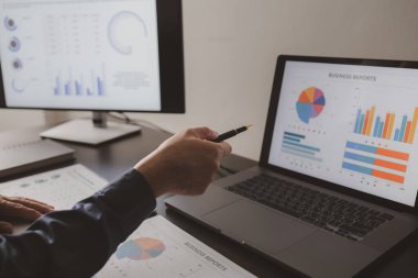 Şirket performans verilerini gösteren bilgisayar ekranına bakan bir işadamı, şirket kurma şirketini yönetiyor, kıdemli yönetici. Şirket yönetimi kavramı.