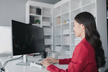 Borsa grafik ekranına bakan Asyalı kadın, borsa işadamı borsa yükselme ve düşüş grafiğini analiz eden, borsa yatırımcısı, kar getiren. yatırım kavramı.