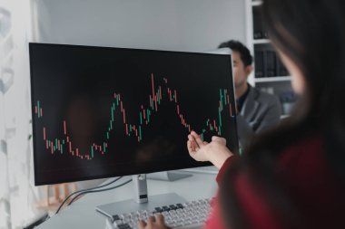 Borsa grafik ekranına bakan Asyalı kadın, borsa işadamı borsa yükselme ve düşüş grafiğini analiz eden, borsa yatırımcısı, kar getiren. yatırım kavramı.