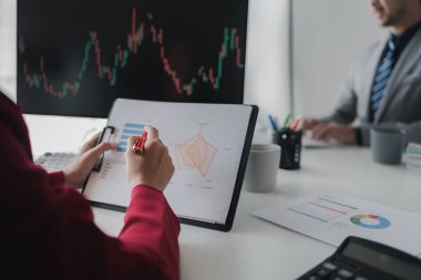 Borsa grafik ekranına bakan Asyalı kadın, borsa işadamı borsa yükselme ve düşüş grafiğini analiz eden, borsa yatırımcısı, kar getiren. yatırım kavramı.