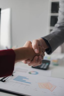 İki yatırımcı el sıkışıyor, iş girişimci sermayedarları bir şirket kuruyor ve sözleşme imzalamayı tartıştıktan sonra el sıkışıyorlar. İş yatırım kavramı.