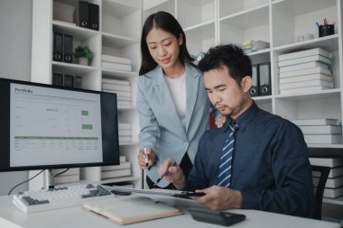 Pazarlama ve satış sonuçlarının veri tabanlarına bakan iki kişi, yöneticiler, bölüm başkanları ve çalışanlar arasındaki iş sonuçlarının analizi,.