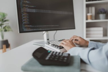 Bilgisayar klavyesinde yazan kadın programcı, özel bilgisayar programları, kodlama programları ve web siteleri tasarlayan programcı. Bilgisayar programlama tasarım kavramları.