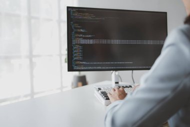 Bilgisayar klavyesinde yazan kadın programcı, özel bilgisayar programları, kodlama programları ve web siteleri tasarlayan programcı. Bilgisayar programlama tasarım kavramları.