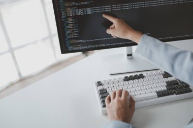 Bilgisayar klavyesinde yazan kadın programcı, özel bilgisayar programları, kodlama programları ve web siteleri tasarlayan programcı. Bilgisayar programlama tasarım kavramları.