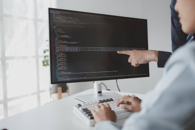Bilgisayar ekranına bakan iki programcı, programcı tasarımcı özel bilgisayar programlama, programlama kodu ve web sitesi. Bilgisayar programlama tasarım kavramları.