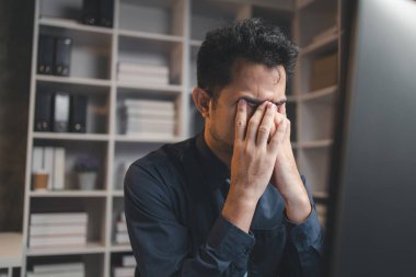Girişimci şirket çalışanları fazla mesai yapar ve çok çalışırlar. İş stresi, ofis sendromu, yorucu iş vücudu yorar. Fazla mesai konsepti ve ofis sendromu.