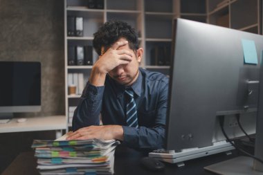 Girişimci şirket çalışanları fazla mesai yapar ve çok çalışırlar. İş stresi, ofis sendromu, yorucu iş vücudu yorar. Fazla mesai konsepti ve ofis sendromu.