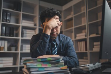 Girişimci şirket çalışanları fazla mesai yapar ve çok çalışırlar. İş stresi, ofis sendromu, yorucu iş vücudu yorar. Fazla mesai konsepti ve ofis sendromu.