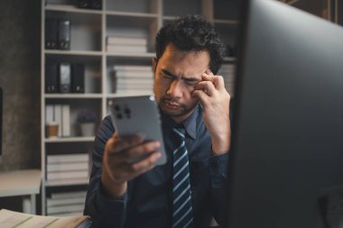 Girişimci şirket çalışanları fazla mesai yapar ve çok çalışırlar. İş stresi, ofis sendromu, yorucu iş vücudu yorar. Fazla mesai konsepti ve ofis sendromu.