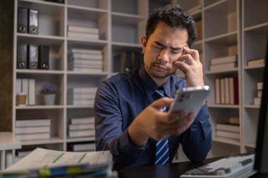 Girişimci şirket çalışanları fazla mesai yapar ve çok çalışırlar. İş stresi, ofis sendromu, yorucu iş vücudu yorar. Fazla mesai konsepti ve ofis sendromu.