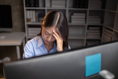 Şirket çalışanları işten sonra fazla mesai yapıyor, yoğun iş yükü nedeniyle mesai sonrası fazla mesai yapıyor, çalışanlar bütün gün çalışmaktan ve sürekli fazla mesai yapmaktan stresli ve yorgun..