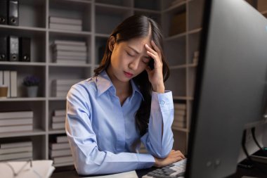 Şirket çalışanları işten sonra fazla mesai yapıyor, yoğun iş yükü nedeniyle mesai sonrası fazla mesai yapıyor, çalışanlar bütün gün çalışmaktan ve sürekli fazla mesai yapmaktan stresli ve yorgun..