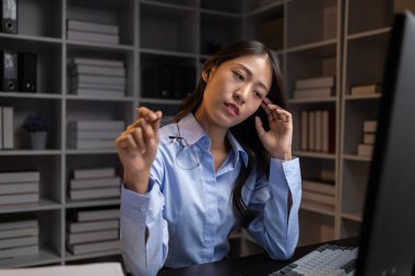 Şirket çalışanları işten sonra fazla mesai yapıyor, yoğun iş yükü nedeniyle mesai sonrası fazla mesai yapıyor, çalışanlar bütün gün çalışmaktan ve sürekli fazla mesai yapmaktan stresli ve yorgun..