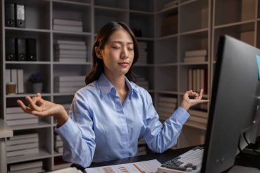 Şirket çalışanları işten sonra fazla mesai yapıyor, yoğun iş yükü nedeniyle mesai sonrası fazla mesai yapıyor, çalışanlar bütün gün çalışmaktan ve sürekli fazla mesai yapmaktan stresli ve yorgun..