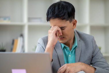 Yeni başlayan iş adamı, sıkı çalışma, ofis sendromu, profesyonel olarak çalışan şirket yöneticileri, büyüyen işleri yönetmek yüzünden vücut ağrıları çekiyor. Şirket yöneticilerinin fikirleri..