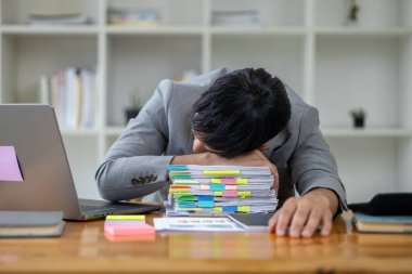 Yeni başlayan iş adamı, sıkı çalışma, ofis sendromu, profesyonel olarak çalışan şirket yöneticileri, büyüyen işleri yönetmek yüzünden vücut ağrıları çekiyor. Şirket yöneticilerinin fikirleri..