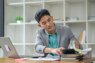 Kurumsal ofiste Asyalı bir adam, bir şirket sahibi iş adamı ofiste oturur, profesyonel bir yönetici şirketi yönetir, işletmeyi yönetir ve kar eder. Şirket yöneticilerinin fikirleri..