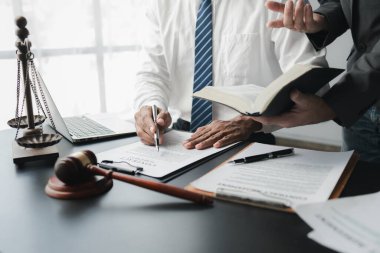 İki avukat beyin fırtınası yapmak için bir araya geliyor. Avukatlar, davalarda müvekkillerini nasıl temsil edeceklerini planlamak için hukuku adil ve dürüstçe uygulamak için hukuki bilgi arıyorlar. Avukat kavramı.