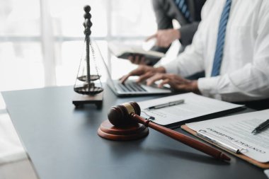 İki avukat beyin fırtınası yapmak için bir araya geliyor. Avukatlar, davalarda müvekkillerini nasıl temsil edeceklerini planlamak için hukuku adil ve dürüstçe uygulamak için hukuki bilgi arıyorlar. Avukat kavramı.