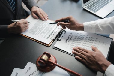 Avukatlar müşterilerine ve sözleşme taslaklarına tavsiyelerde bulunurlar. Avukatlar, davalarda müvekkilleri temsil etmek ve yasayı kullanarak dava istihdam sözleşmeleri hazırlamak için yasal bilgi arıyorlar. Avukat kavramı.