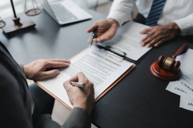 Avukatlar müşterilerine ve sözleşme taslaklarına tavsiyelerde bulunurlar. Avukatlar, davalarda müvekkilleri temsil etmek ve yasayı kullanarak dava istihdam sözleşmeleri hazırlamak için yasal bilgi arıyorlar. Avukat kavramı.