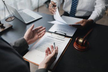 Avukatlar müşterilerine ve sözleşme taslaklarına tavsiyelerde bulunurlar. Avukatlar, davalarda müvekkilleri temsil etmek ve yasayı kullanarak dava istihdam sözleşmeleri hazırlamak için yasal bilgi arıyorlar. Avukat kavramı.