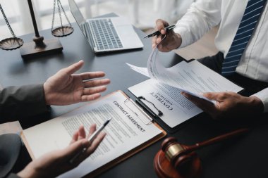 Avukatlar müşterilerine ve sözleşme taslaklarına tavsiyelerde bulunurlar. Avukatlar, davalarda müvekkilleri temsil etmek ve yasayı kullanarak dava istihdam sözleşmeleri hazırlamak için yasal bilgi arıyorlar. Avukat kavramı.