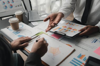Maliye ve pazarlama bölümleri arasında iş planlarını tartışmak üzere yapılan toplantıda, iki yeni başlayan çalışan kârlı bir işletme planı için beyin fırtınası yapıyorlar. Planlama toplantısı konsepti.