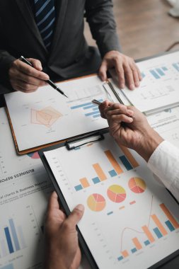 Maliye ve pazarlama bölümleri arasında iş planlarını tartışmak üzere yapılan toplantıda, iki yeni başlayan çalışan kârlı bir işletme planı için beyin fırtınası yapıyorlar. Planlama toplantısı konsepti.