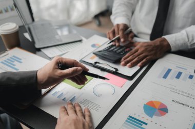 Maliye ve pazarlama bölümleri arasında iş planlarını tartışmak üzere yapılan toplantıda, iki yeni başlayan çalışan kârlı bir işletme planı için beyin fırtınası yapıyorlar. Planlama toplantısı konsepti.