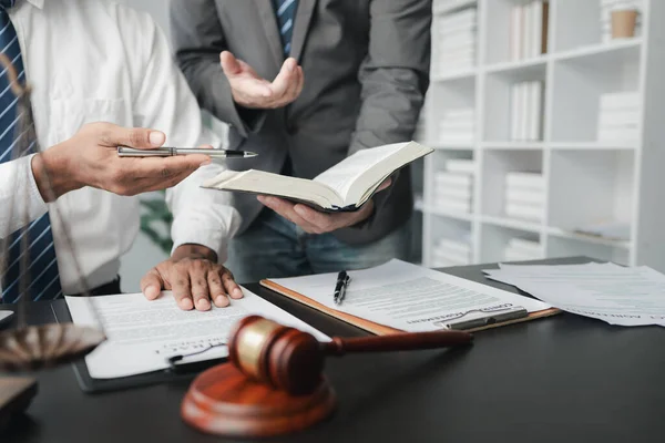 Due Avvocati Incontrano Fare Brainstorming Gli Avvocati Cercano Informazioni Legali — Foto Stock