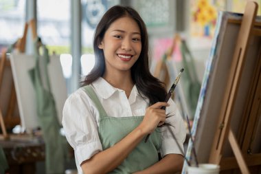 Asyalı kadın resim yapıyor, suluboya ressam resim yapıyor, serbest ressam suluboya resim yapıyor, suluboya resim yapıyor. Sanat çizimi fikirleri.