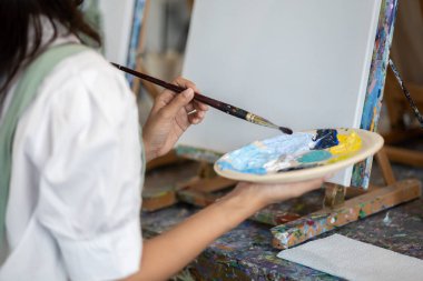 Asyalı kadın resim yapıyor, suluboya ressam resim yapıyor, serbest ressam suluboya resim yapıyor, suluboya resim yapıyor. Sanat çizimi fikirleri.