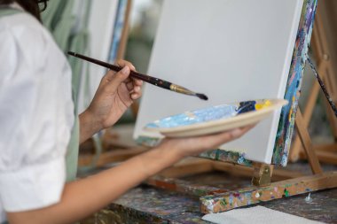 Asyalı kadın resim yapıyor, suluboya ressam resim yapıyor, serbest ressam suluboya resim yapıyor, suluboya resim yapıyor. Sanat çizimi fikirleri.