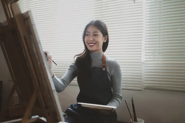 아시아 여자는 그녀는 아티스트입니다 수채화 예술가는 종이에 예술을 그립니다 프리랜서 — 스톡 사진