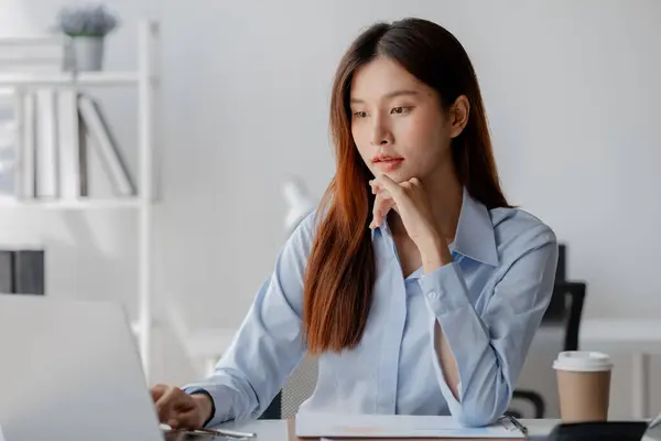 Азіатська Жінка Сидить Стартап Офісі Компанії Аналізує Маркетинг Планує Маркетинг — стокове фото