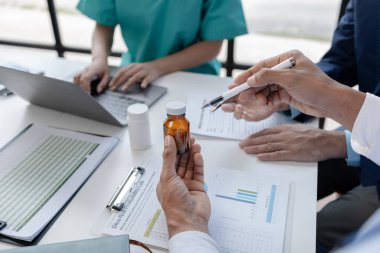 Doktorlar ve yöneticiler arasındaki ortak toplantı, ilaçların reçetesini özetlemek ve hastanelerde kullanmak üzere ilaç ithal etmek, tartışmak için bir araya gelmek. Doktor toplantısı konsepti.