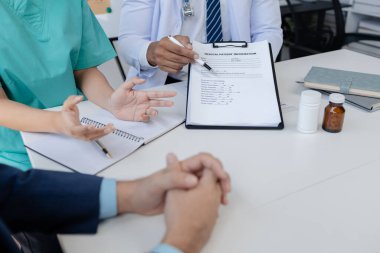 Doktorlar ve yöneticiler arasındaki ortak toplantı, ilaçların reçetesini özetlemek ve hastanelerde kullanmak üzere ilaç ithal etmek, tartışmak için bir araya gelmek. Doktor toplantısı konsepti.