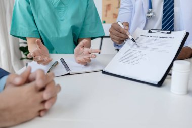 Doktorlar ve yöneticiler arasındaki ortak toplantı, ilaçların reçetesini özetlemek ve hastanelerde kullanmak üzere ilaç ithal etmek, tartışmak için bir araya gelmek. Doktor toplantısı konsepti.